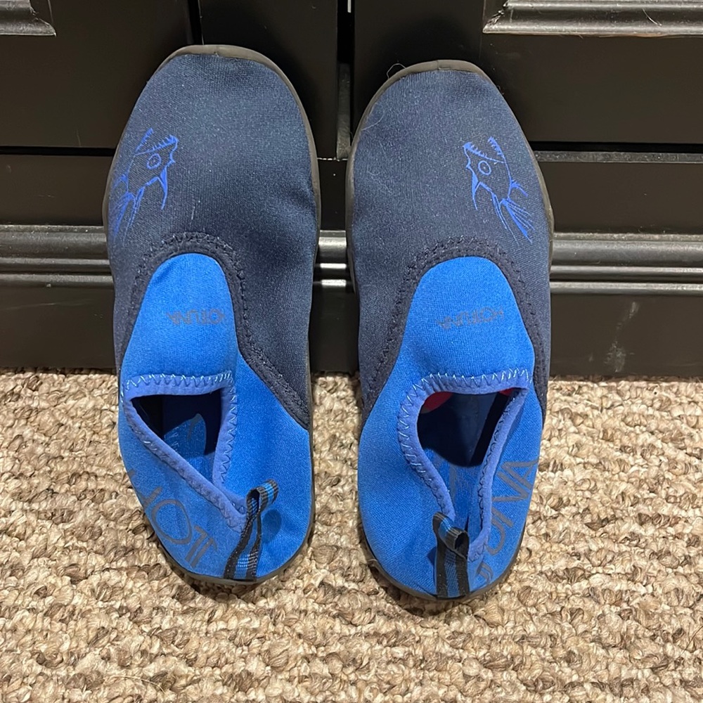 Hottuna Boys Size medium slip on water shoes